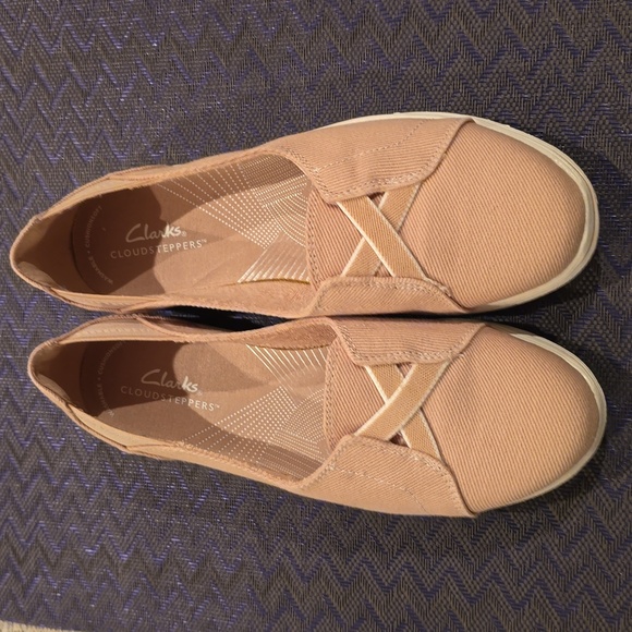 CLARKS BRAND WOMEN'S TAUPE "CLOUDSTEPPERS" "BREEZE SKIP" SLIP ON SHOES SIZE 7.5M - Picture 3 of 12